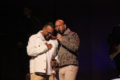 San Juan, P.R.- El segundo invitado de la noche lo fue el cantante Divino, con quien Abraham cantó el tema "Me arrodillo ante ti". (2 de noviembre de 2025)