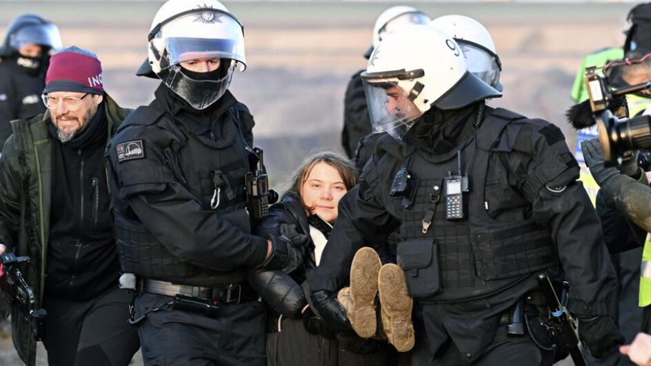 Policía alemana carga a la activista ambiental.