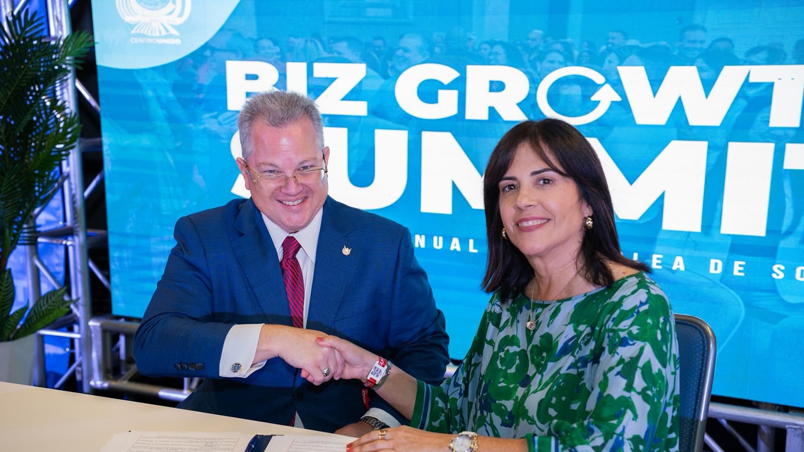 Firman acuerdo para fortalecer acceso a financiamiento de pequeños y medianos comerciantes