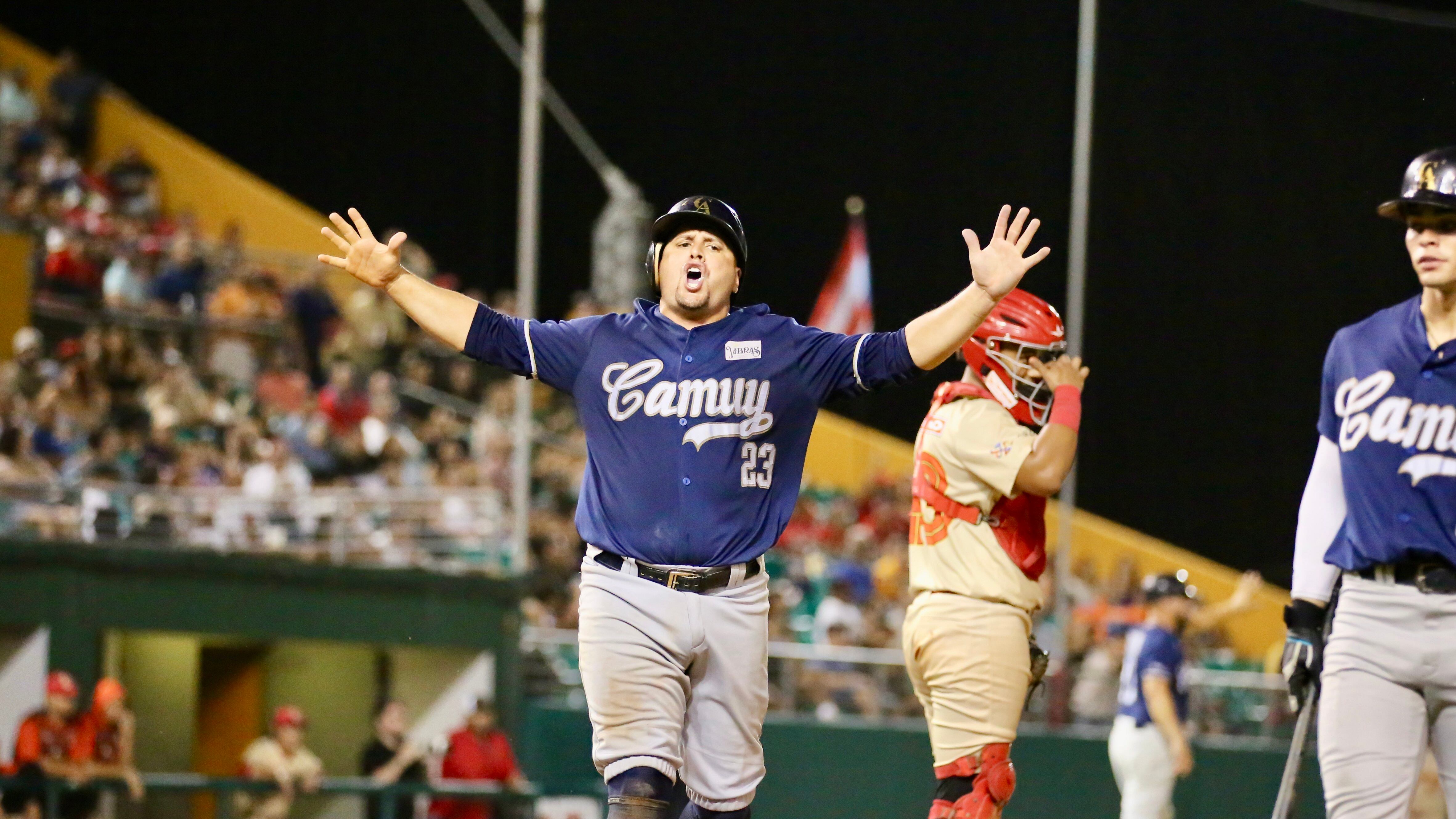 Dirigente-jugador de Camuy, Dennis Pérez.