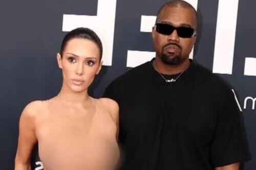 Expulsaron a Kanye West de los Grammys 2025 tras desnudo explícito de su esposa