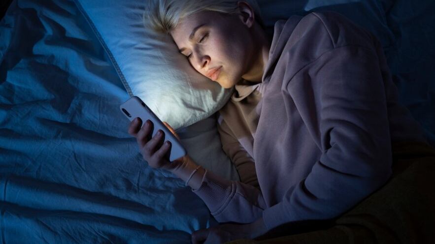 Adulto que sufre de adicción a las redes sociales.