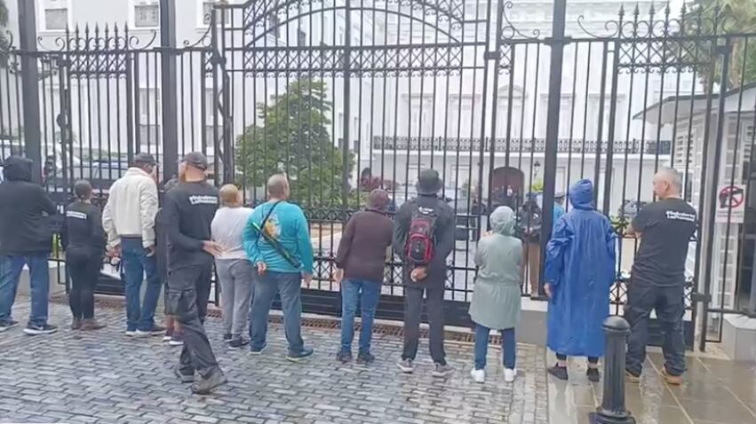 Protesta frente a la Fortaleza.