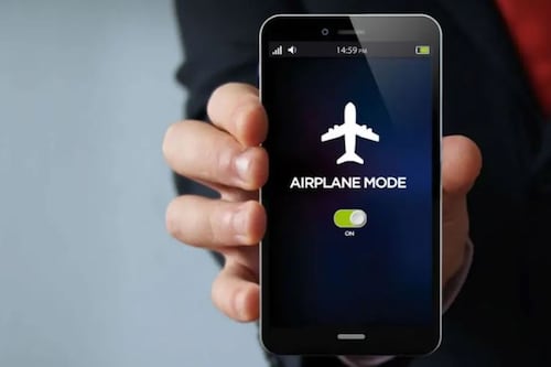 Esta es la razón principal del por qué tienes que colocar tu teléfono en modo avión cuando viajas por los aires