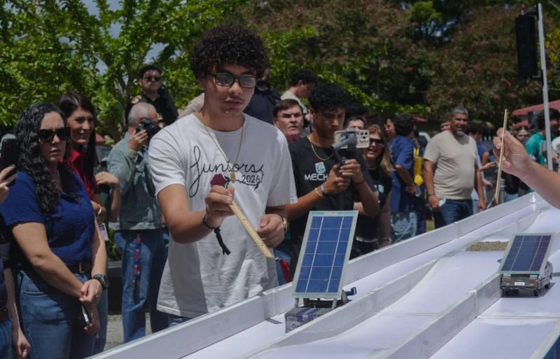 Estudiantes en la competencia de carritos solares en Jayuya.