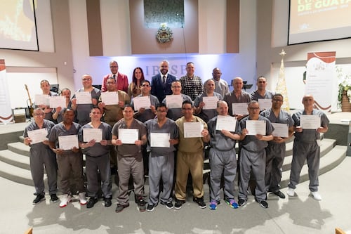 Bautizan a 19 confinados como parte del Proyecto M419 en Guayama