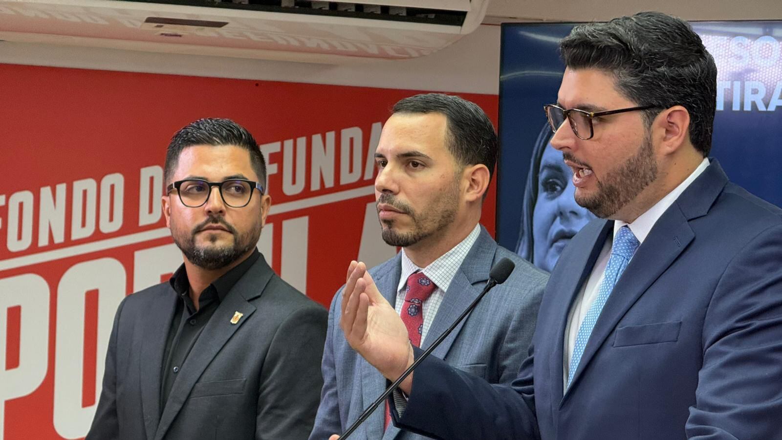 Manuel Calderón Cerame ofrece conferencia de prensa sobre rescate financiero a municipios, acompañado por otros líderes del PPD, 25 de junio de 2025 en San Juan, Puerto Rico