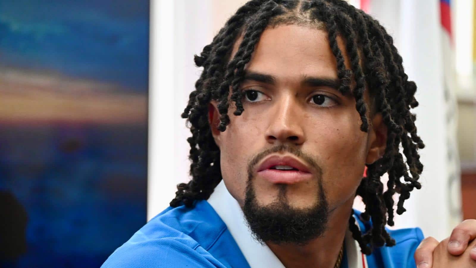 Celebra su medalla en el Mundial de Atletismo.