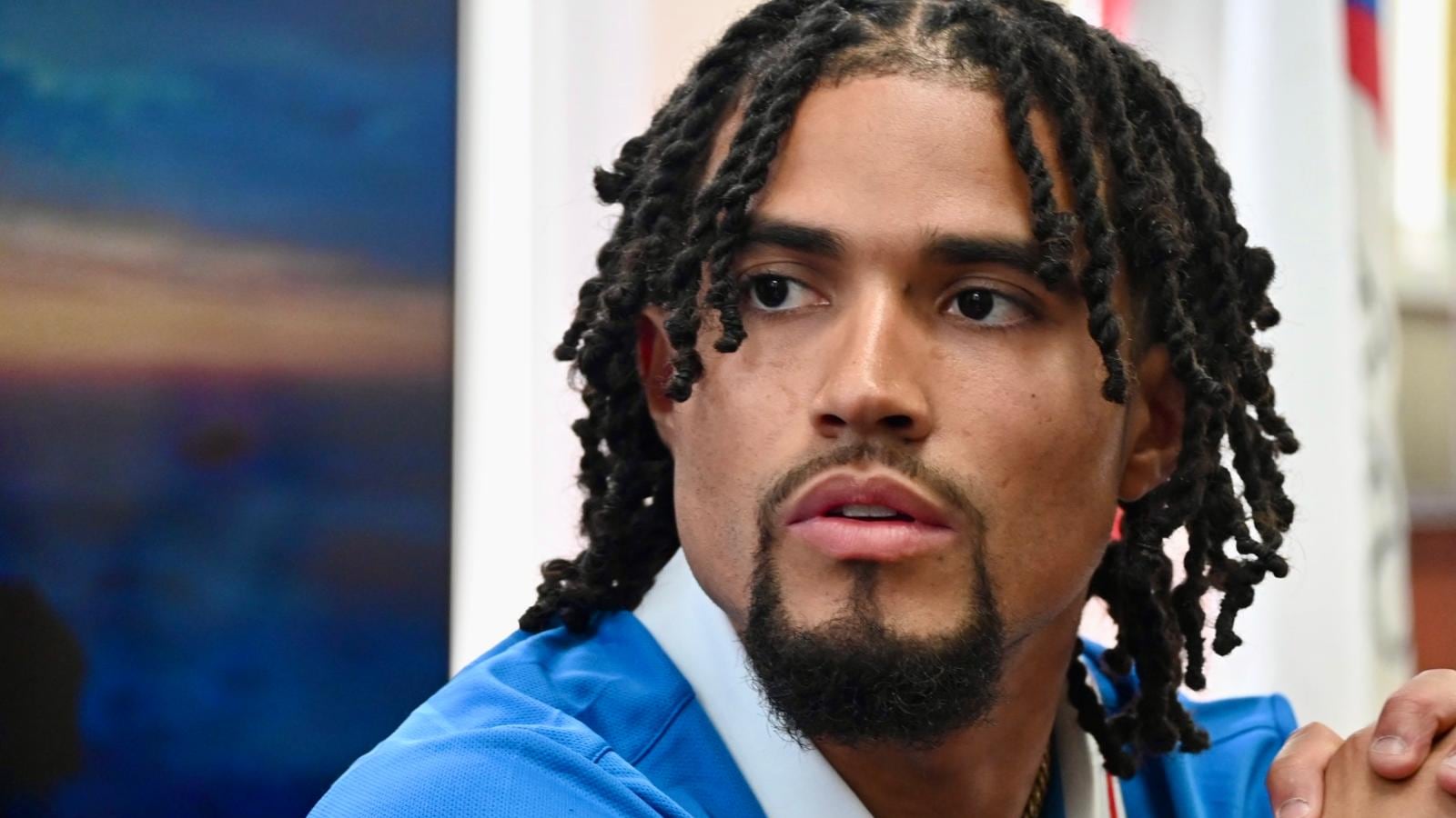 Celebra su medalla en el Mundial de Atletismo.