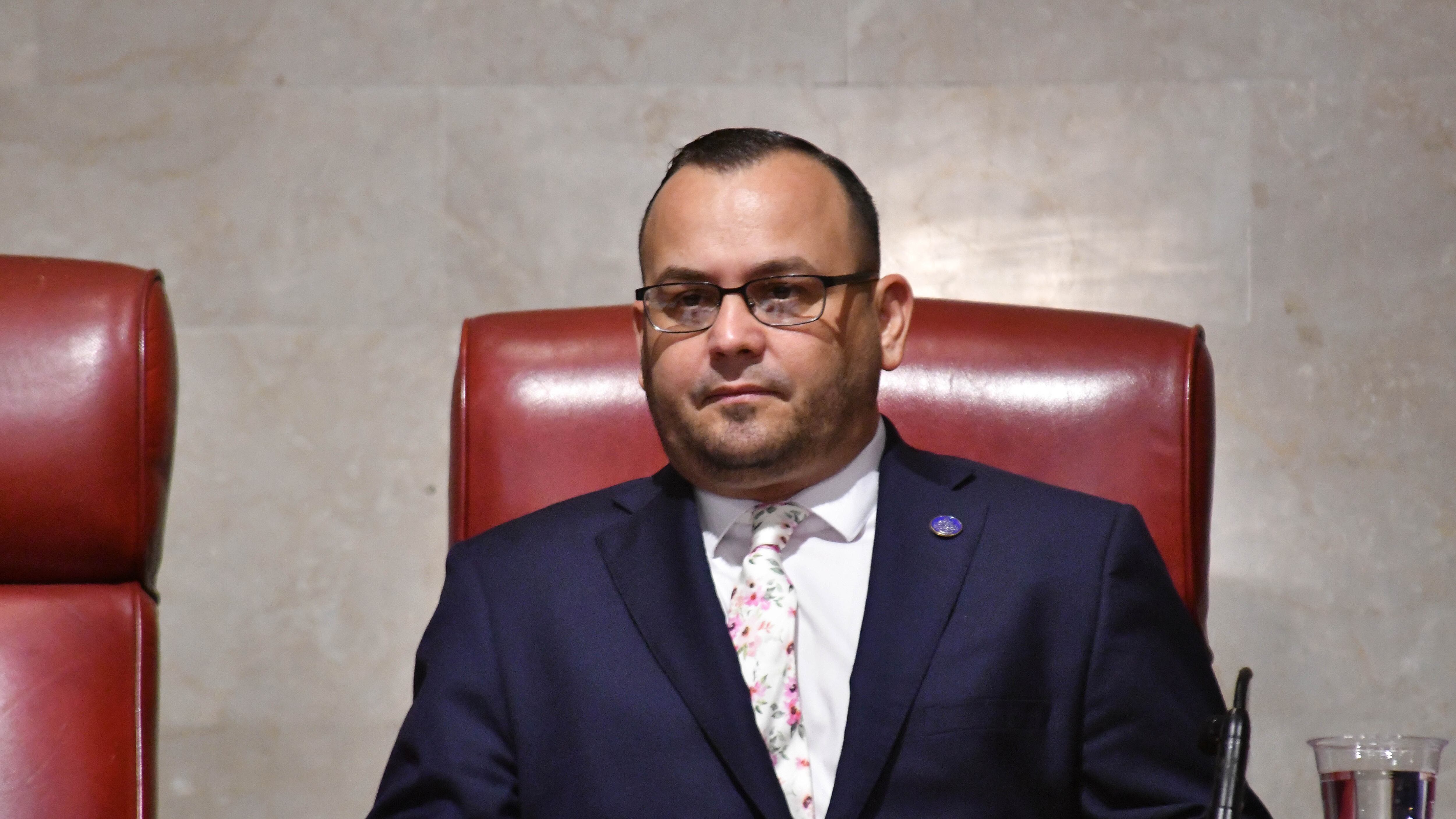 Senador por el Distrito de Carolina.