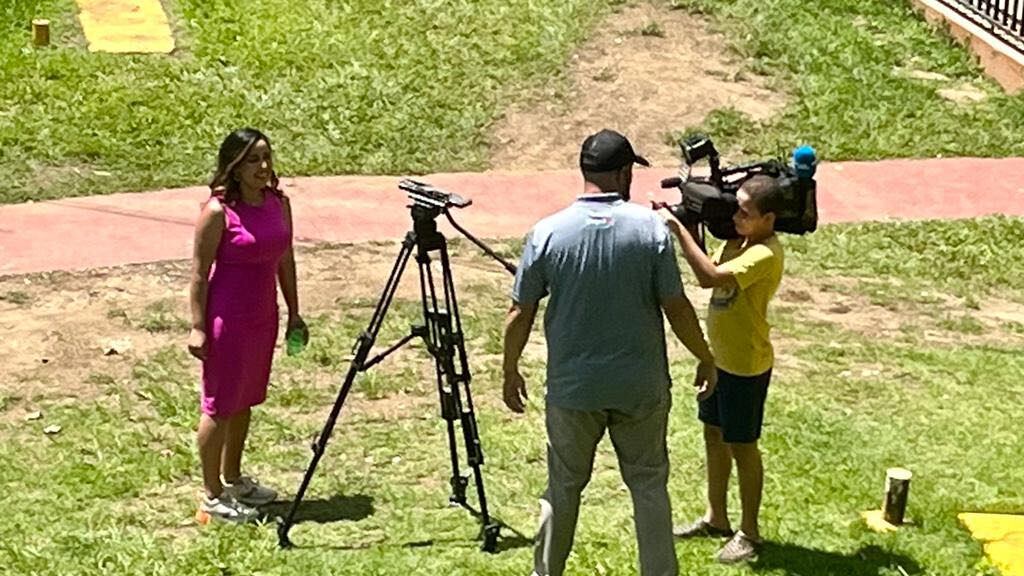 Fotoperiodista de WAPA junto a niño en Cidra