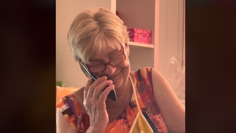 La abuela viral es toda una sensación en TikTok por su coqueteo al hablar con un novio de su juventud