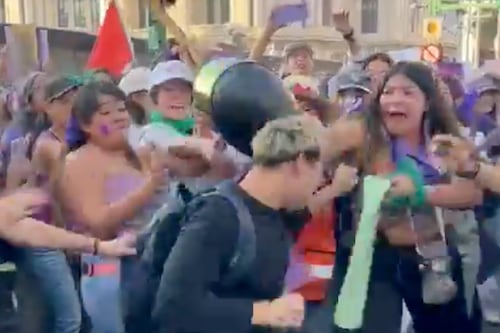 VIDEO: Arrestan a joven que golpeó a mujeres durante marcha del 8M en México 