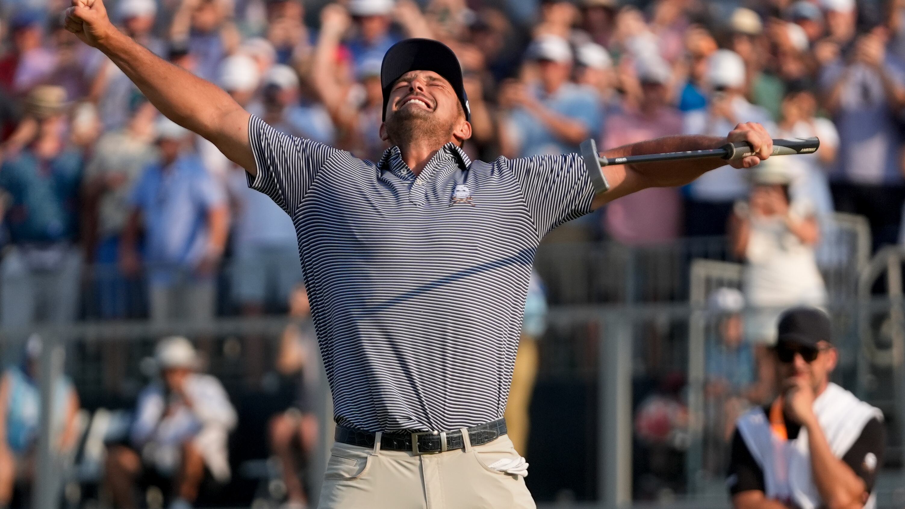 Bryson DeChambeau celebra después de ganar el torneo de golf U.S. Open el domingo 16 de junio de 2024, en Pinehurst, Carolina del Norte. (AP Foto/Frank Franklin II)