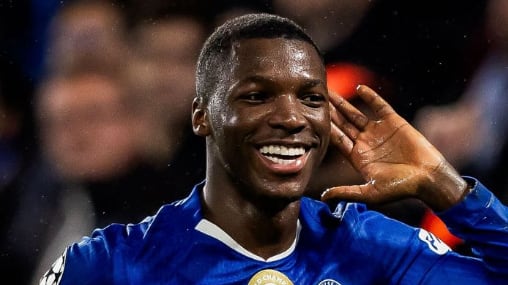 Moisés Caicedo se prepara para un duelo clave este 21 de febrero.