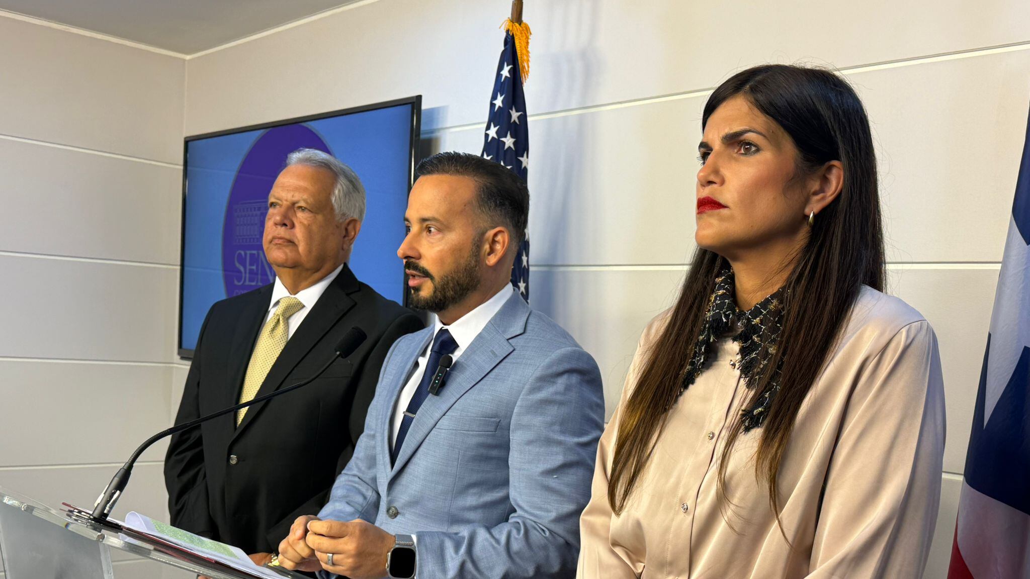 Senadores del PPD Luis Javier Hernández, Josian Santiago y Marially González anuncian legislación contra el cargo de $300 de LUMA a clientes solares en conferencia de prensa en el Senado de Puerto Rico.
