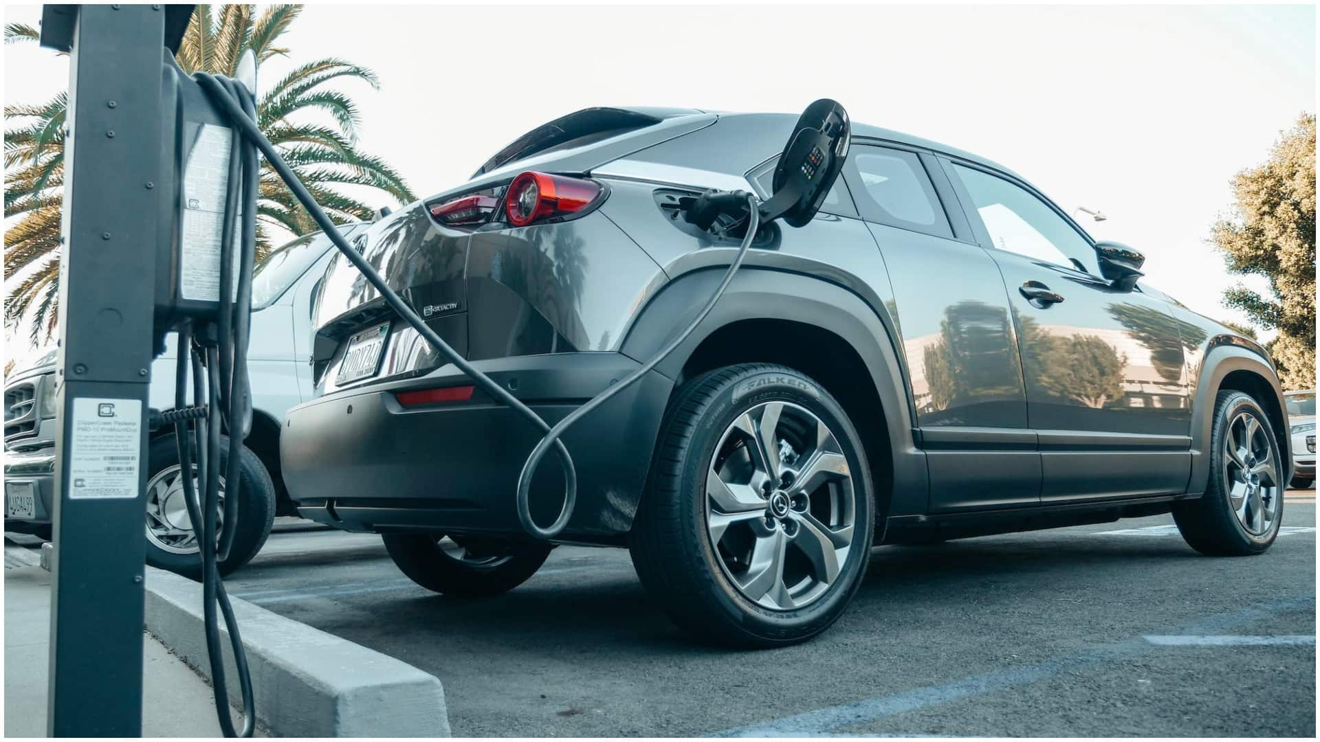 Cuánto cuesta cargar un carro electrico en Colombia (Imagen de una estación de carga eléctrica y un automóvil cargándose -- tomada de pexels)