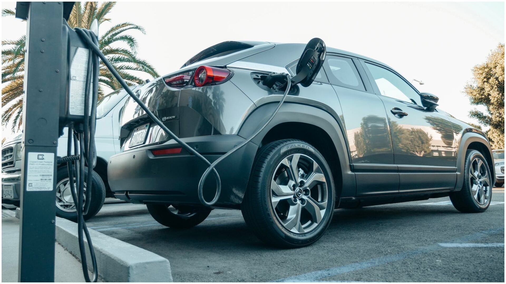 Cuánto cuesta cargar un carro electrico en Colombia (Imagen de una estación de carga eléctrica y un automóvil cargándose -- tomada de pexels)