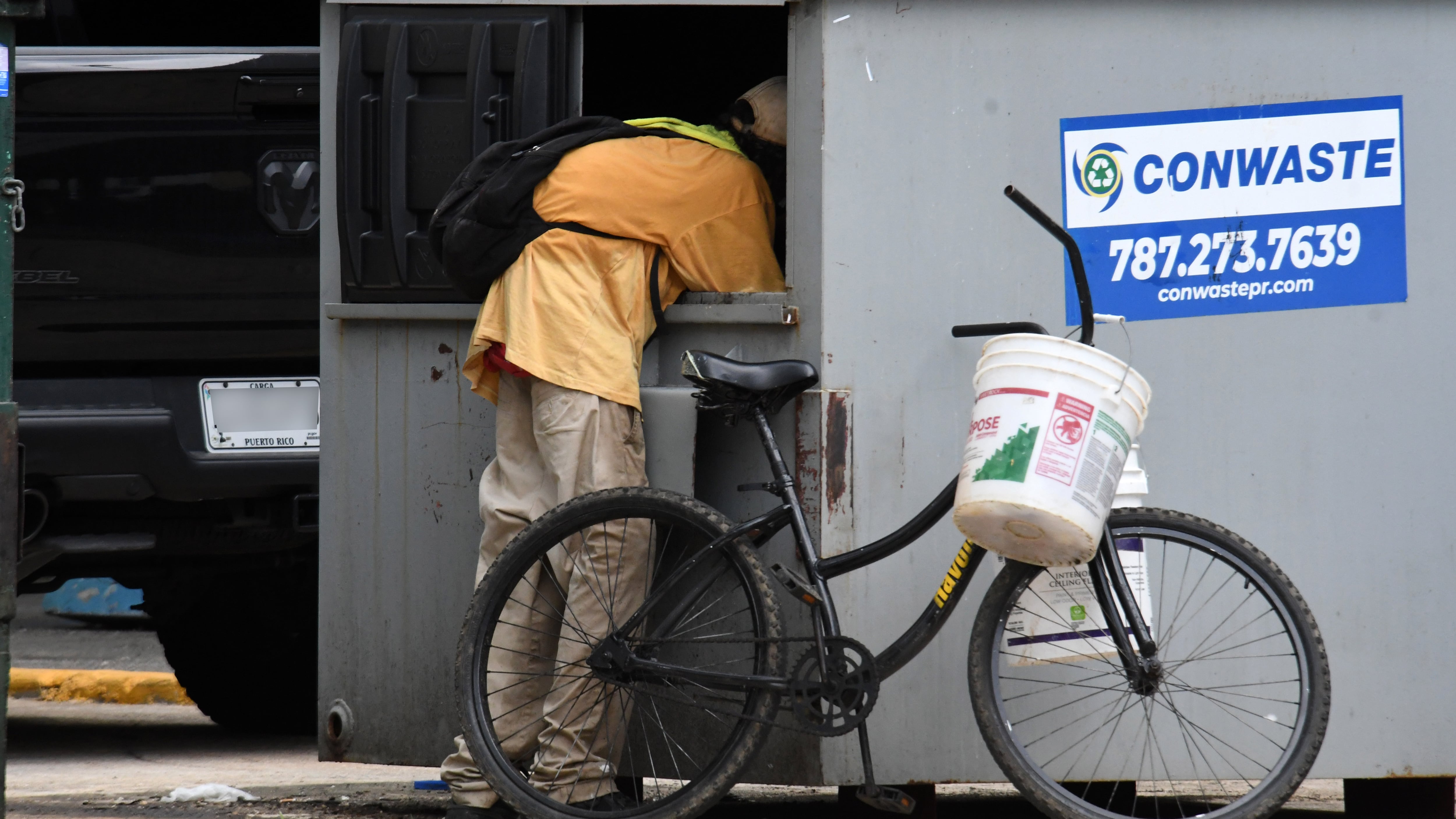 Persona buscando en la basura