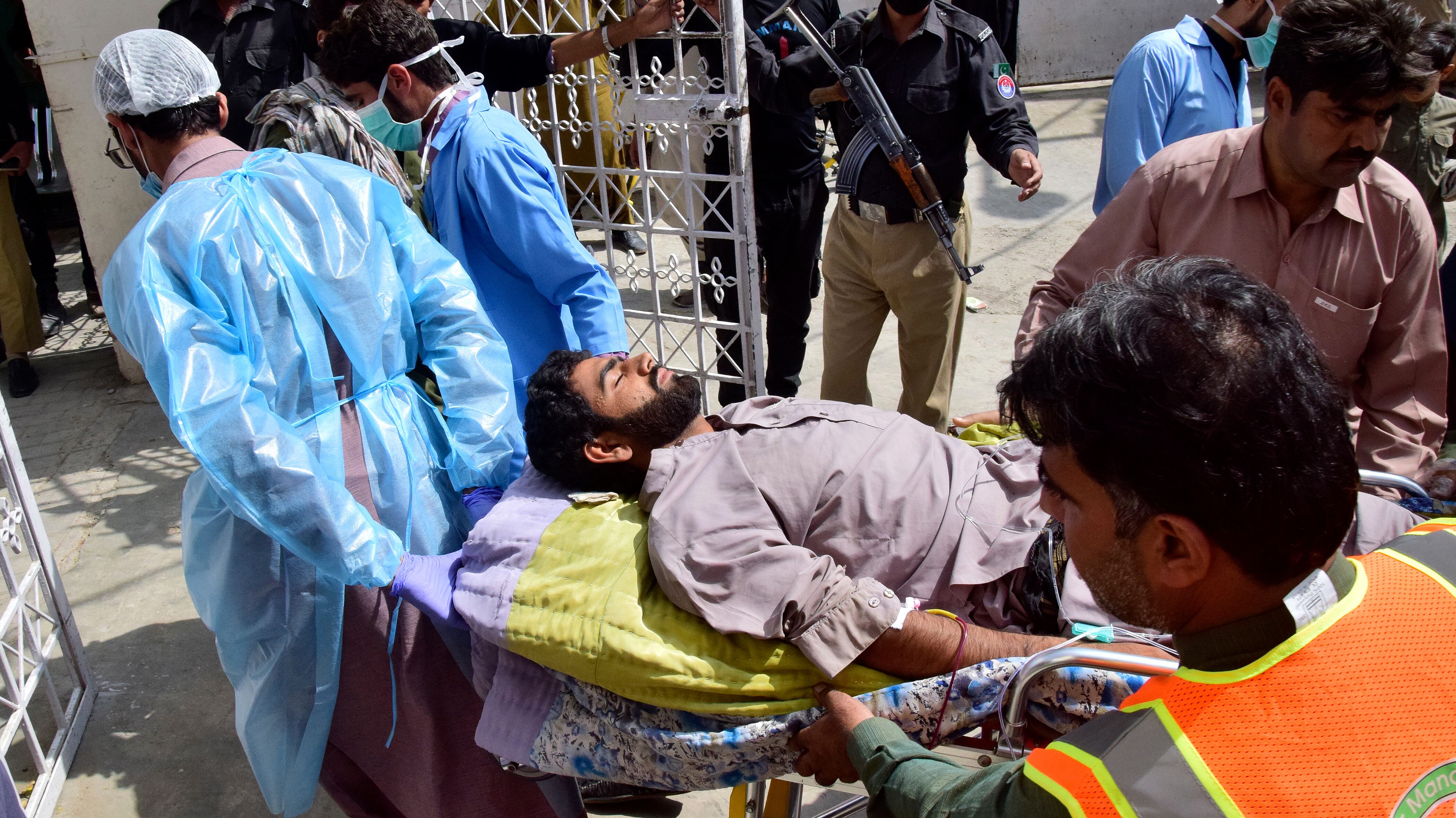 Paramédicos y voluntarios transportan al hospital a un herido por la explosión de una bomba, en Quetta, Pakistán, el viernes 29 de septiembre de 2023. (Foto AP/Arshad Butt)