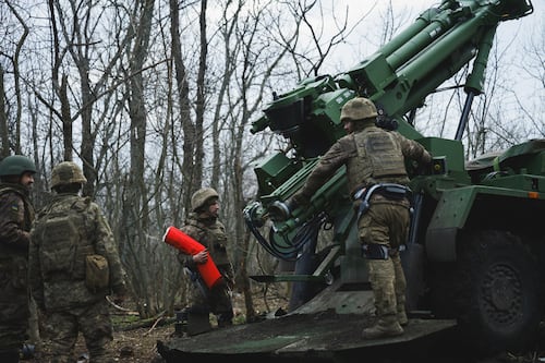 Soldados ucranianos comienzan a usar exoesqueletos en el frente para reducir fatiga
