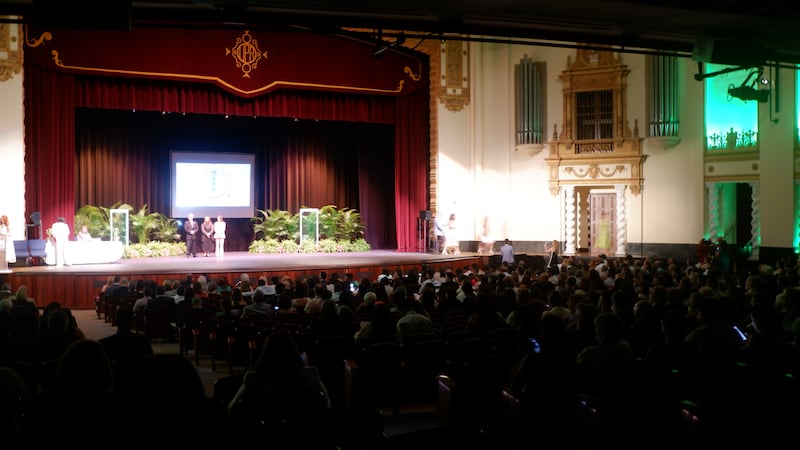 Ceremonia de graduación en el Teatro Universitario contó con 125 egresados.