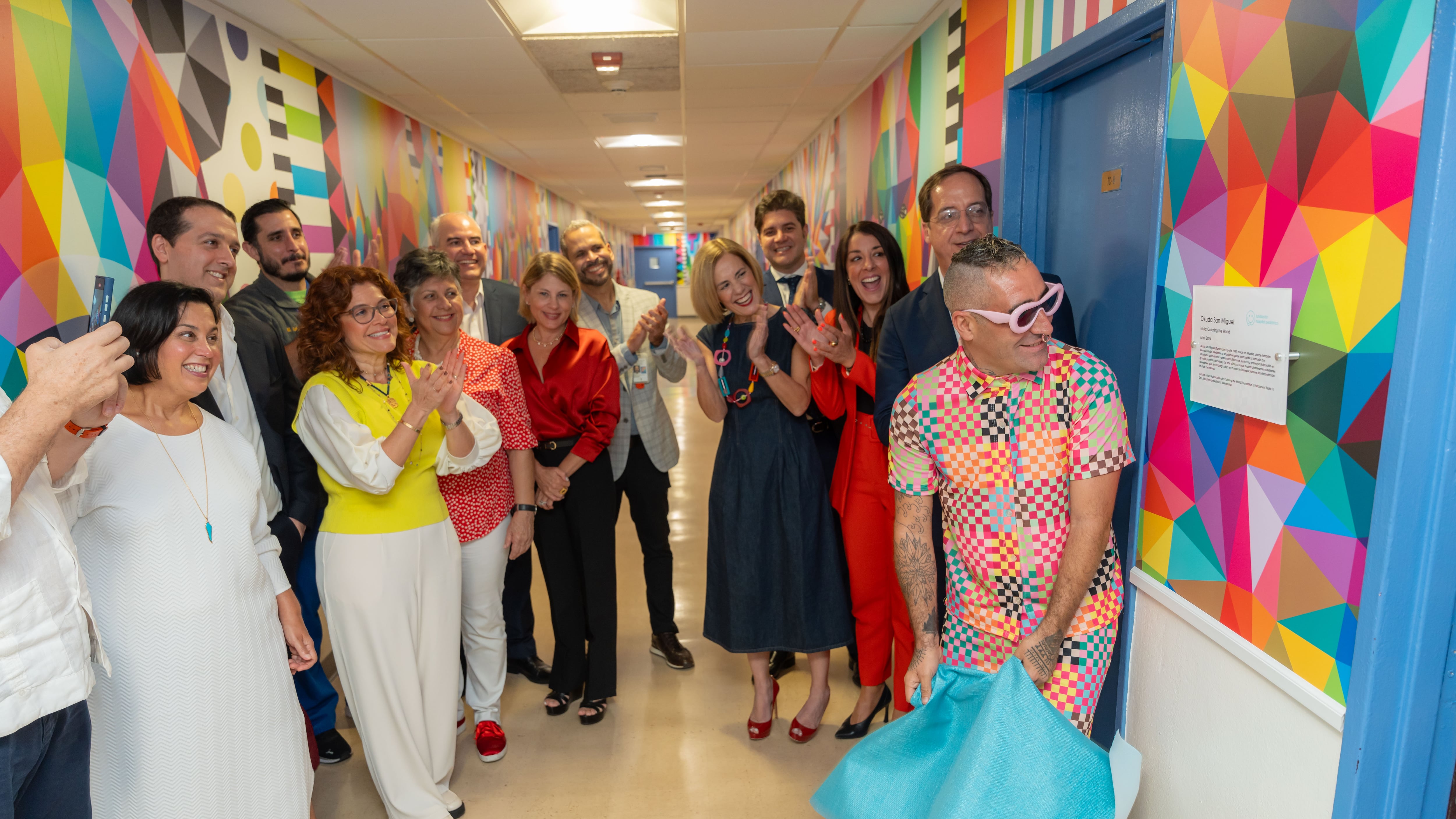 la obra "Coloring the World" donada por el reconocido artista Okuda San Miguel