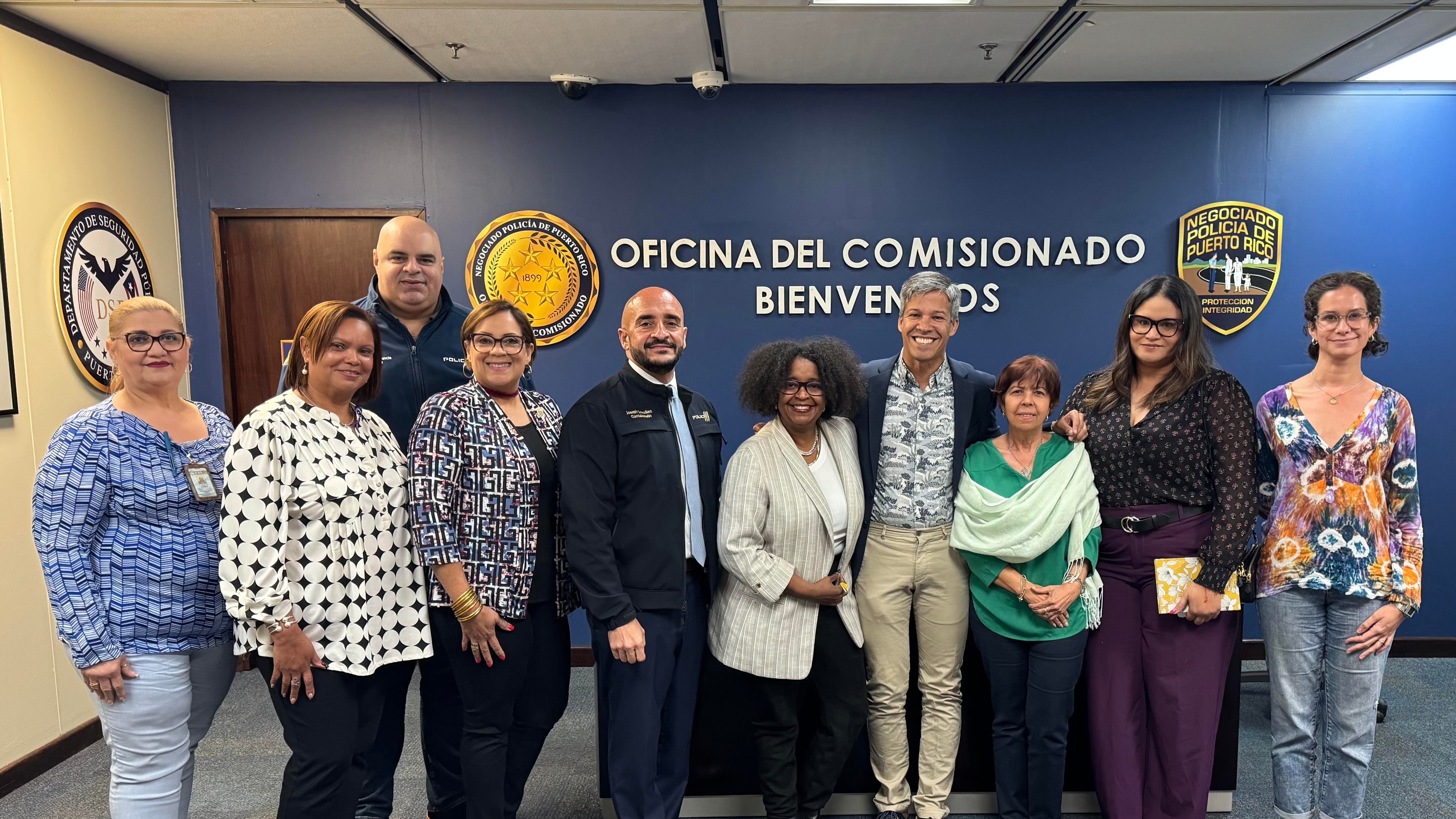 Federación LGBTQ+ y organizaciones de mujeres se reúnen con el Comisionado de la Policía.