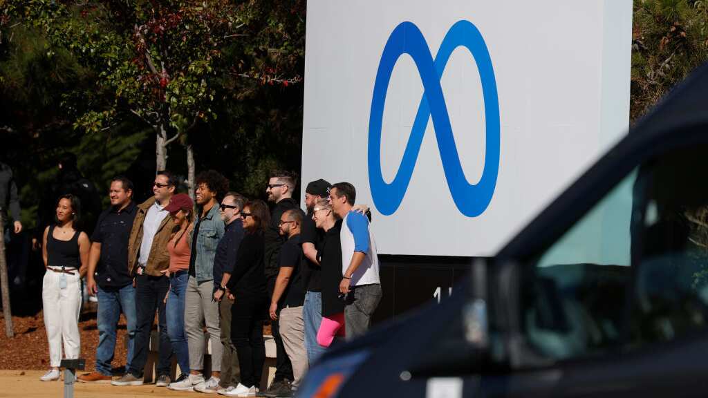 MENLO PARK, CALIFORNIA - 28 DE OCTUBRE: Los empleados de Facebook se reúnen frente a un cartel que muestra un nuevo logotipo y el nombre 'Meta' frente a la sede de Facebook el 28 de octubre de 2021 en Menlo Park, California. En la sede de Facebook se han presentado un nuevo nombre y un nuevo logotipo tras un cambio de nombre muy esperado para la plataforma de medios sociales. (Foto de Justin Sullivan/Getty Images)