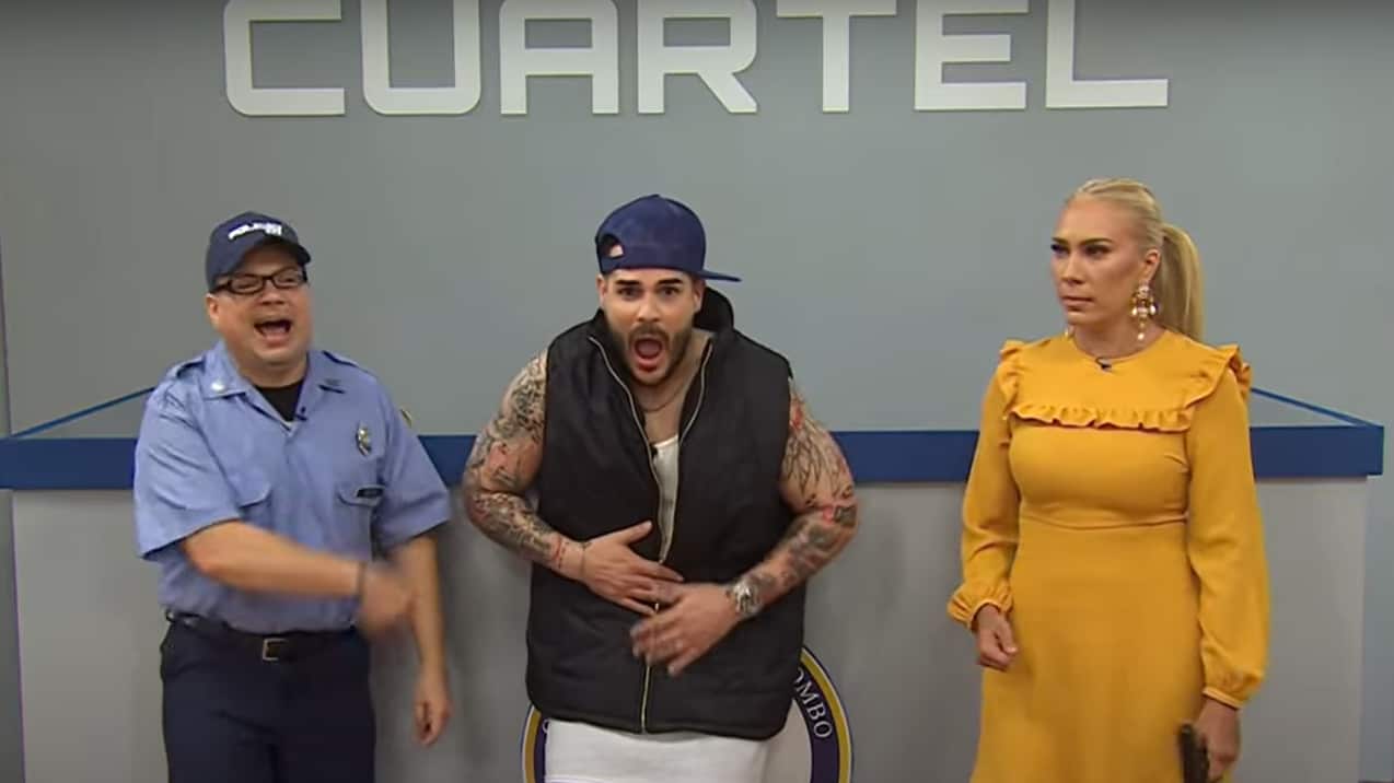 Jimena Gallego le dio tremendo macanazo a Víctor Santiago en medio de un segmento cómico del programa "Día a Día" (Telemundo).