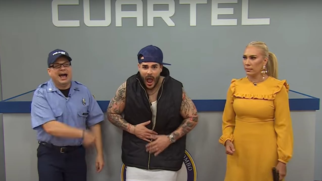 Jimena Gallego le dio tremendo macanazo a Víctor Santiago en medio de un segmento cómico del programa "Día a Día" (Telemundo).