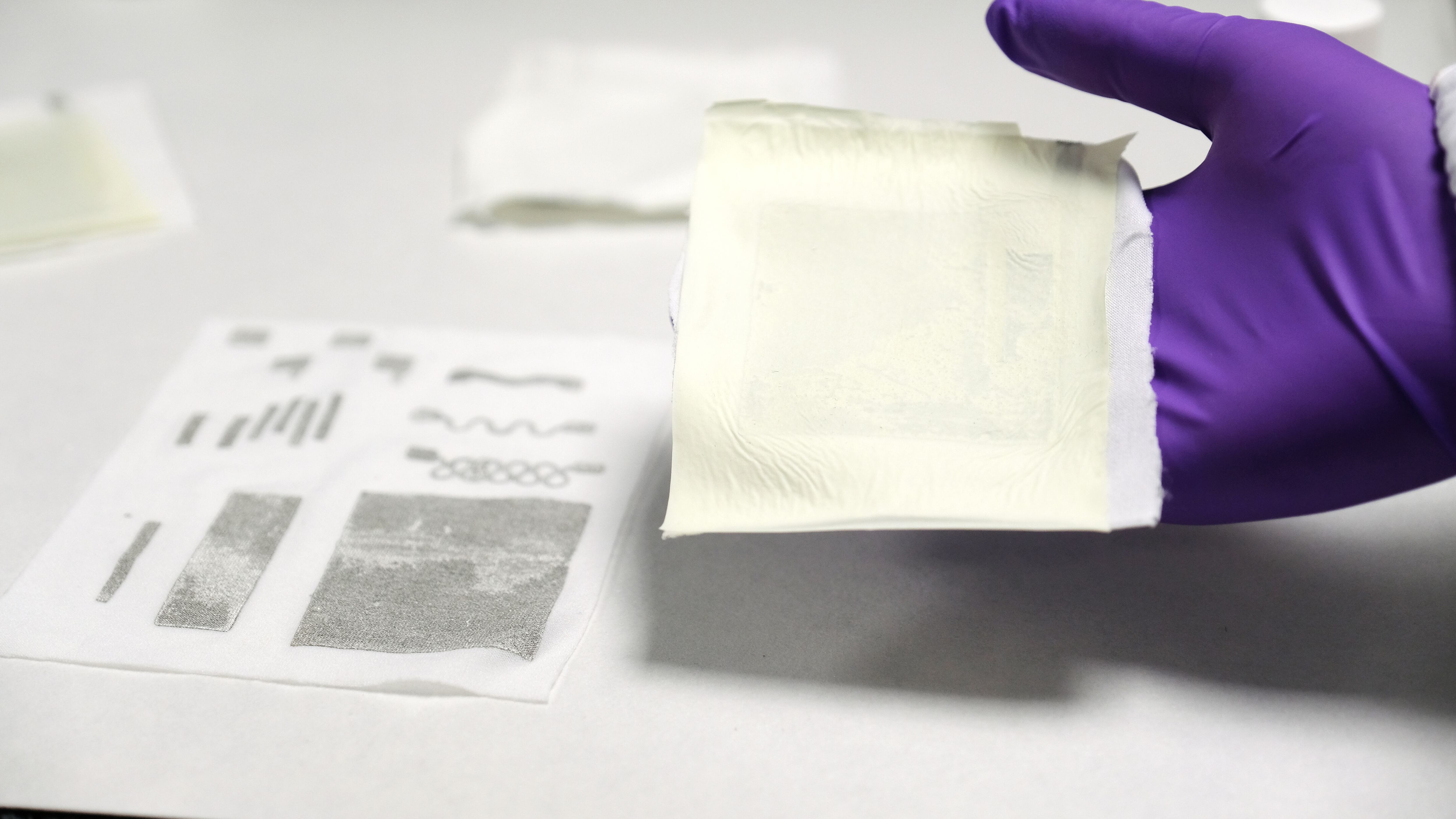 Tela genera electricidad con el movimiento del cuerpo humano