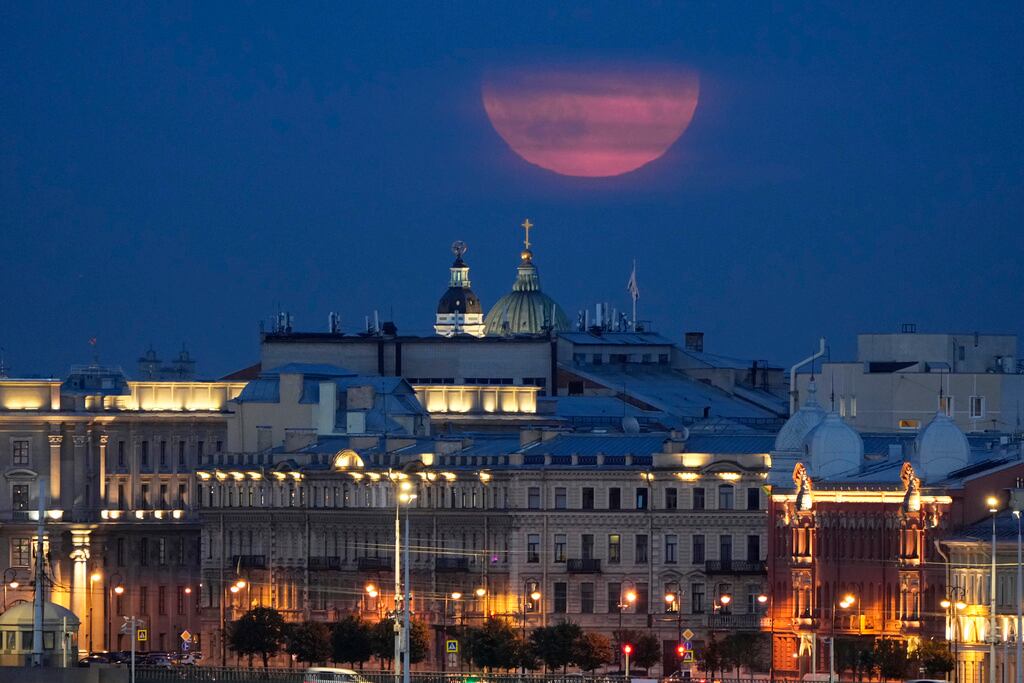 La superluna se eleva entre las nubes sobre San Petersburgo, Rusia, el lunes 19 de agosto de 2024. (Foto AP/Dmitri Lovets)