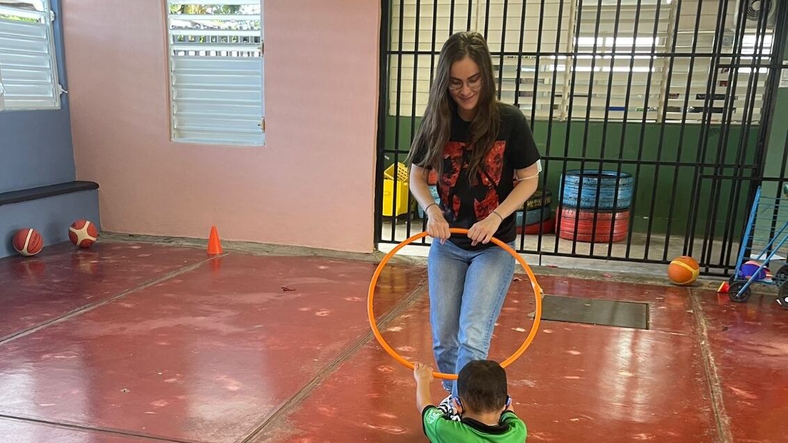 Yarimar Rivera juega con un niño en el Colegio San Gabriel.
