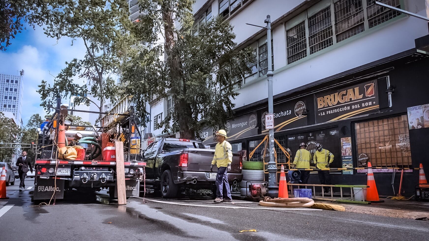 Trabajadores de LUMA Energy en trabajos de mantenimiento.