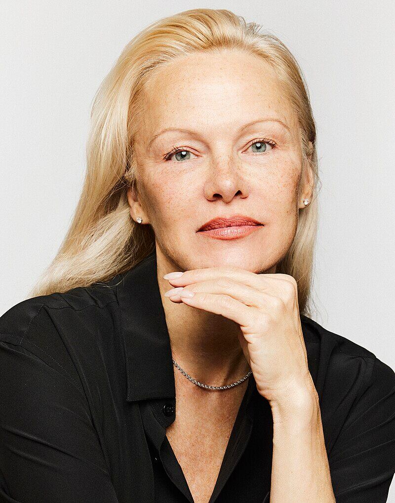 Pamela Anderson es una actriz, modelo, escritora y activista que se convirtió en un ícono cultural durante los noventa gracias a su papel protagónico en la serie Baywatch. Foto: Freepik.