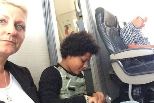 La familia que tuvo que viajar sentada en el suelo de un avión porque sus asientos no existían