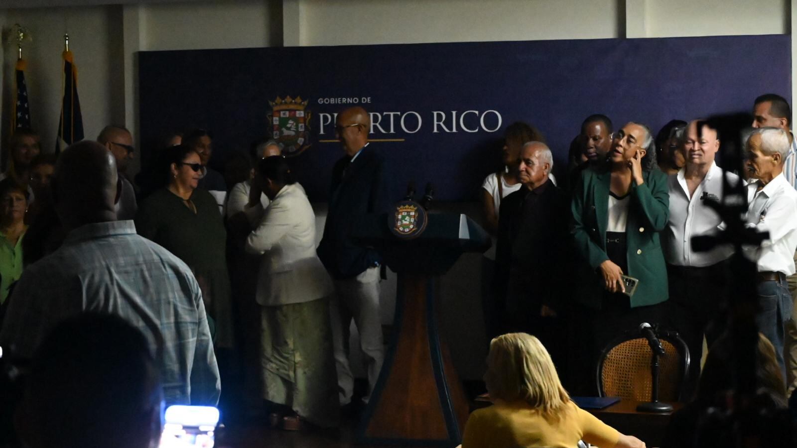 Se va la luz en medio de conferencia de prensa en La Fortaleza.