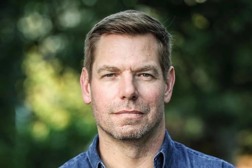 Mujer acusa públicamente al congresista demócrata Eric Swalwell de violación sexual