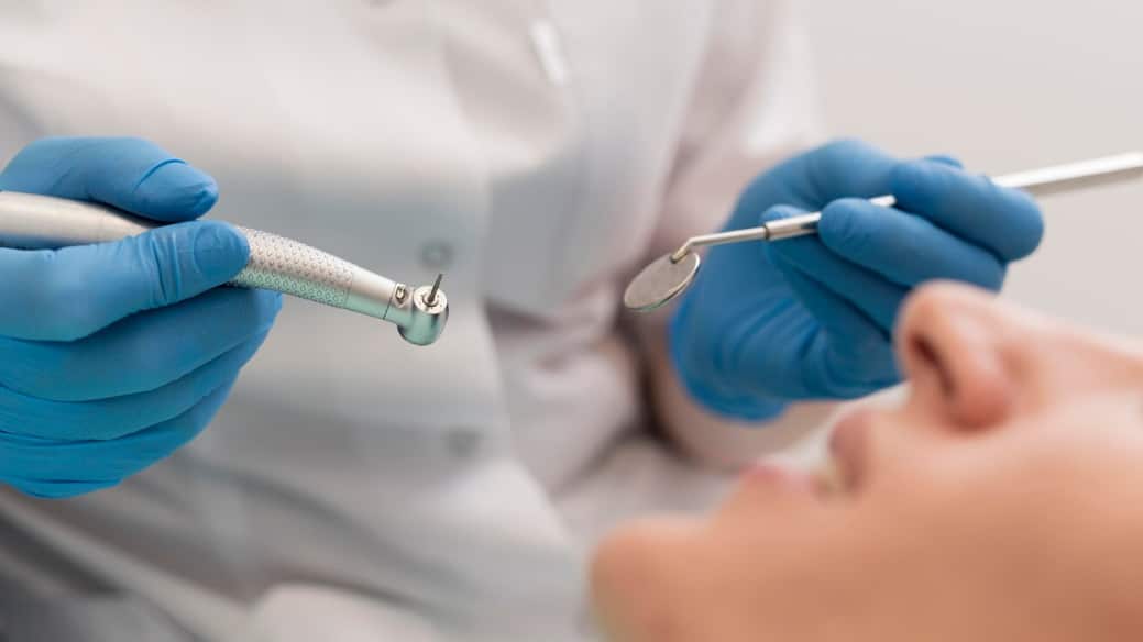 Paciente de sexo femenino que tiene un procedimiento realizado en el dentista