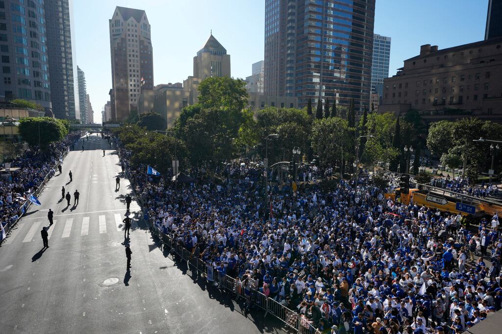 Aficionados se reúnen en la calle esperando el desfile después de que los Dodgers ganaron la Serie Mundial en las calles de Los Ángeles. (AP Foto/Damian Dovarganes)