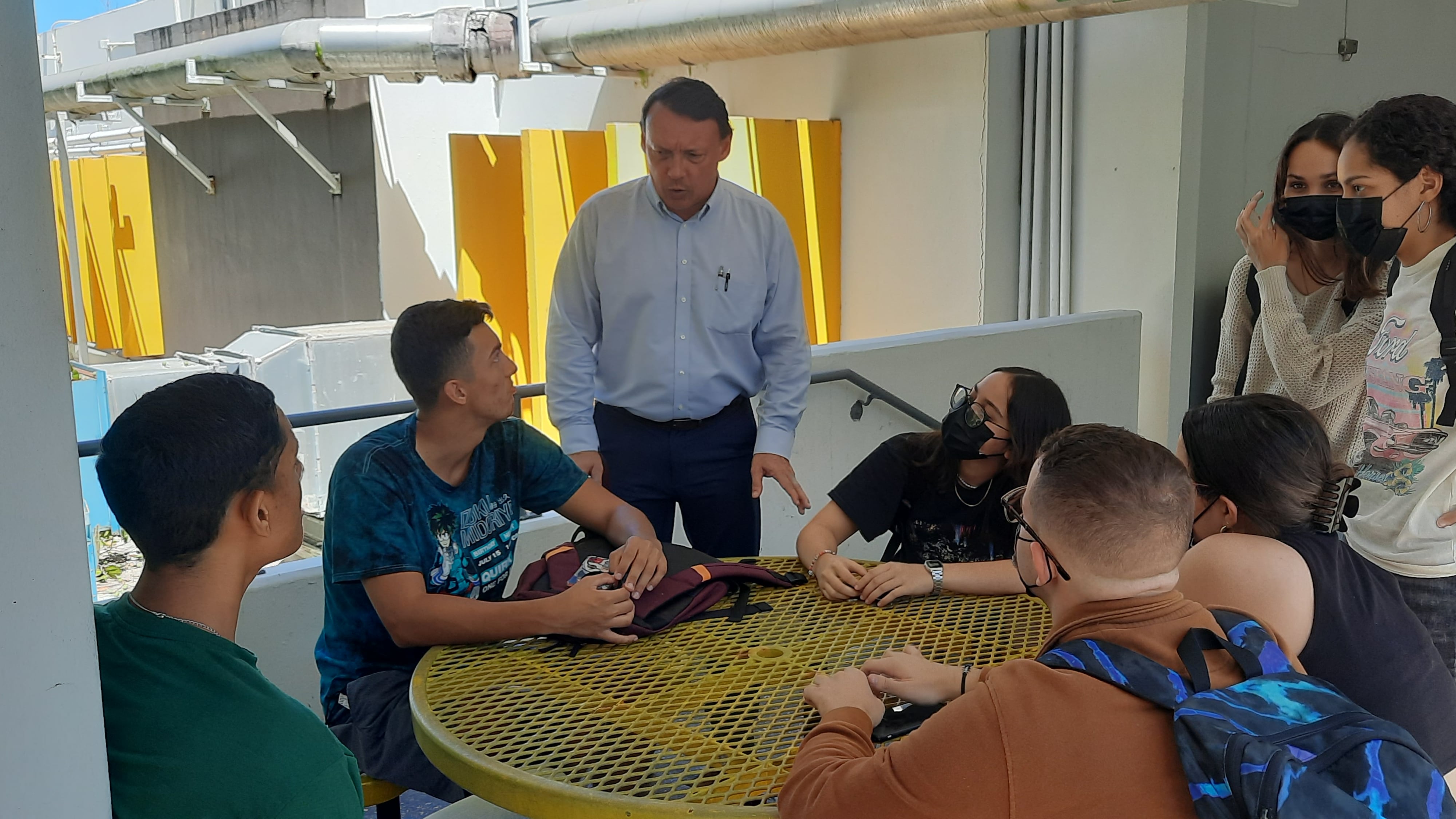 El rector Carlos Andújar Rojas comparte con estudiantes de la UPR de Arecibo.