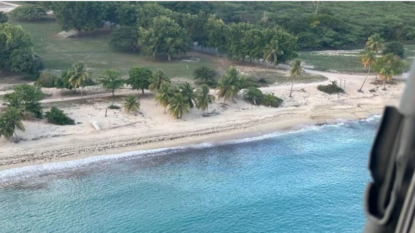 Guardia Costera investiga posible derrame de combustible en la playa Sun Bay en Vieques