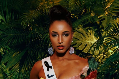 Sufrió una fractura y hemorragia intracraneal: Miss Jamaica regresará a su país tras grave caída en Miss Universo 2025