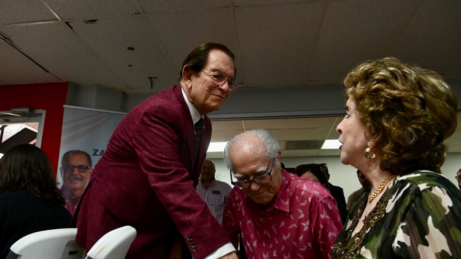 La exgobernador le negó el saludo al expresidente de la Cámara, José Ronaldo "Ronny" Jarabo en un evento de la campaña de Juan Zaragoza.