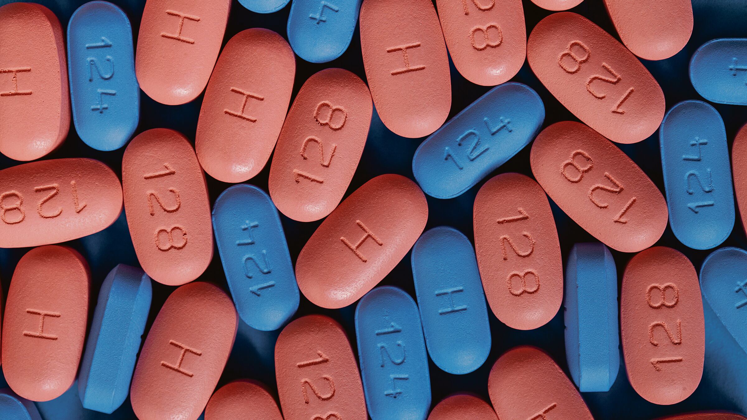 Pildoras rosas y azules. Algunas tienen una H, otras los números 128 o 124.