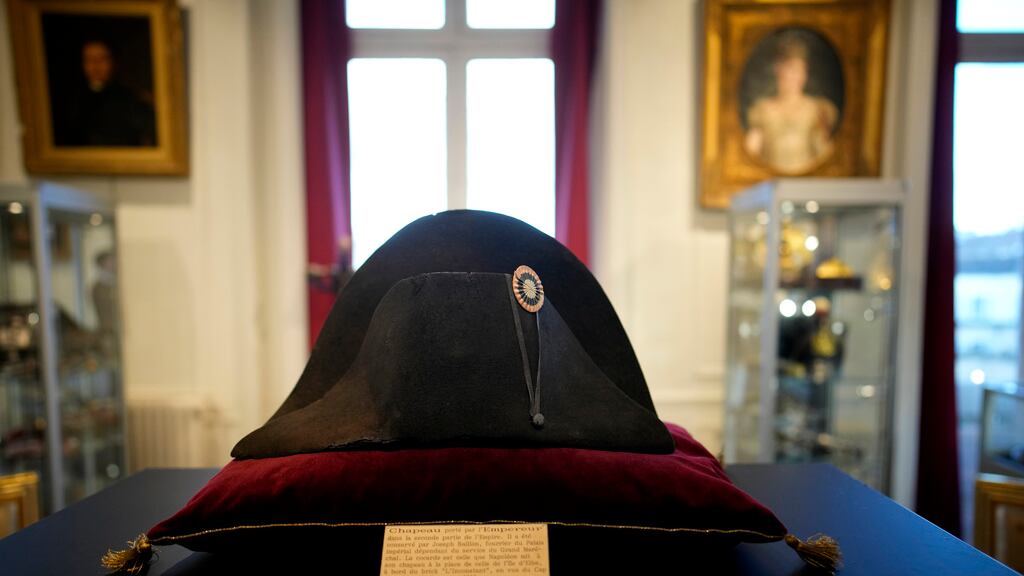Una de las características gorras bicornes negras que usaba Napoleón cuando gobernaba Francia y guerreaba contra Europa en el siglo XIX es exhibida en la casa subastadora Osenat en Fontainebleau, al sur de París, viernes, 17 de noviembre de 2023. (AP Foto/Christophe Ena)