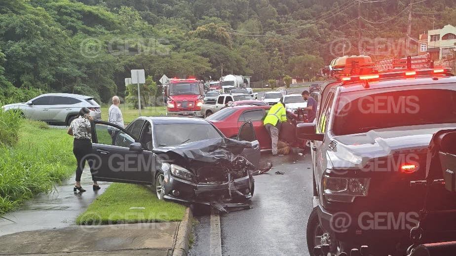 Choque de auto en Barceloneta deja una persona con heridas graves.