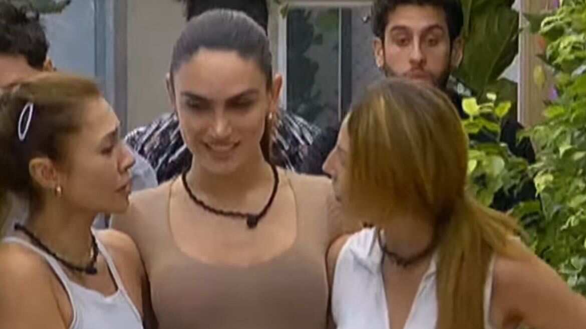 Isabella Santiago (centro).