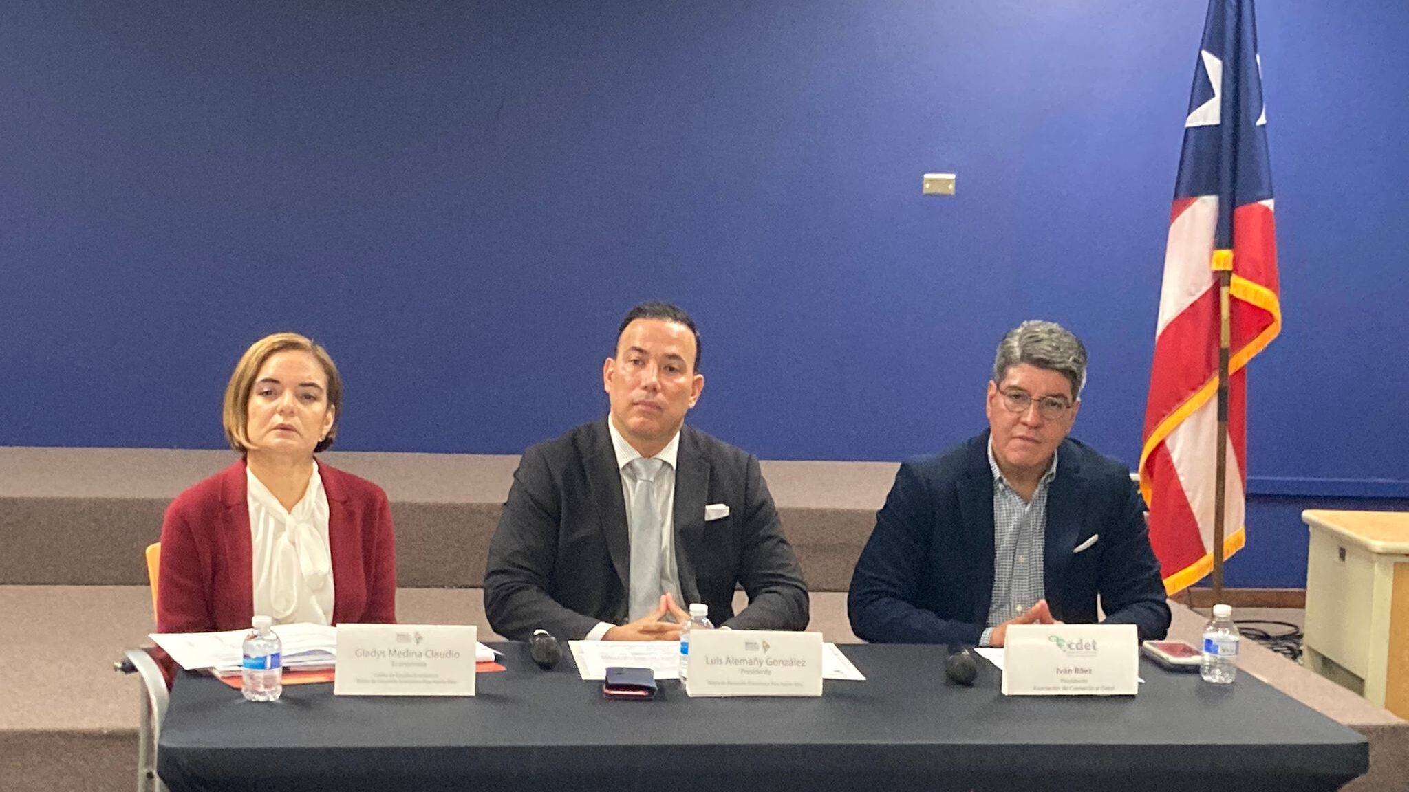 La economista Gladys Medina, el presidente del BDE Luis Alemañy González, y el presidente de ACDET Iván Báez.